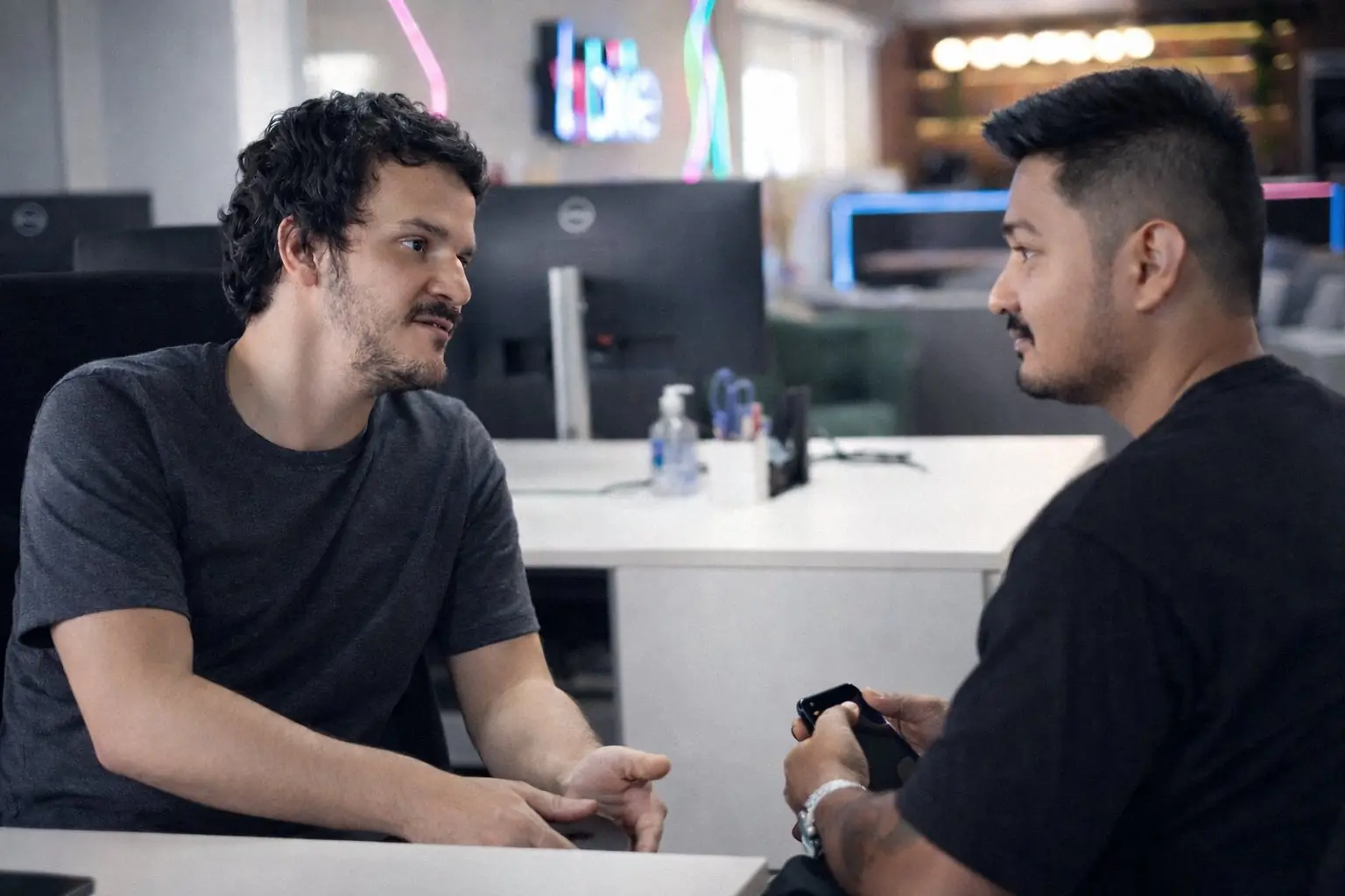 Dois profissionais da Blite conversando à mesa do escritório