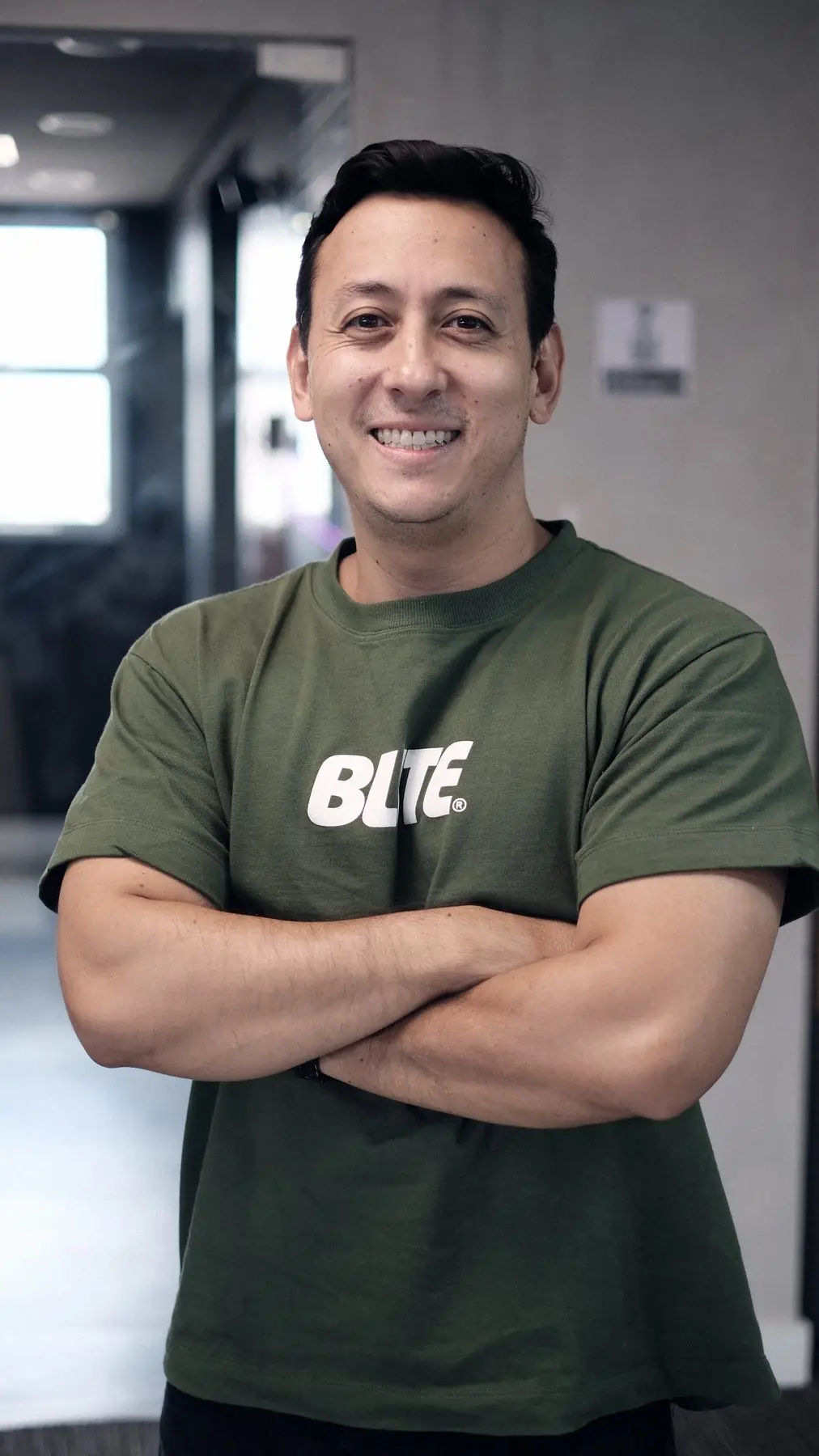 Profissional da Blite de braços cruzados com a camiseta da marca